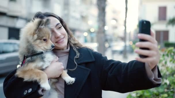 Νεαρή Ισπανόφωνη Γυναίκα Σκύλο Χαμογελά Αυτοπεποίθηση Κάνει Selfie Από Smartphone — Αρχείο Βίντεο
