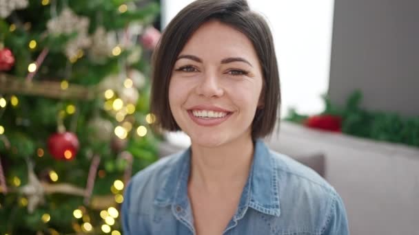 Jeune Femme Caucasienne Souriant Assis Par Arbre Noël Maison — Video