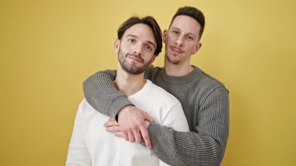 Zwei Männer Paar Umarmen Einander Stehend Vor Isoliertem Gelben Hintergrund — Stockvideo