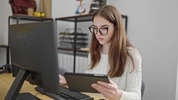 Ofiste Dizüstü Bilgisayar Tablet Kullanan Genç Spanyol Kadını — Stok video