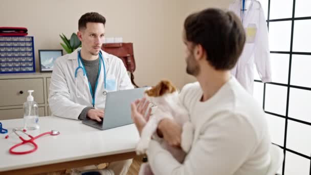 Two Men Having Veterinarian Consultation Using Laptop Veterinary Clinic — Stock Video