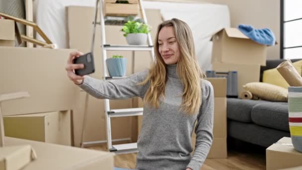 Ung Kaukasisk Kvinna Sitter Golvet Tar Selfie Med Smartphone Nytt — Stockvideo