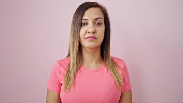 中东女人对孤立的粉色背景嗤之以鼻 — 图库视频影像