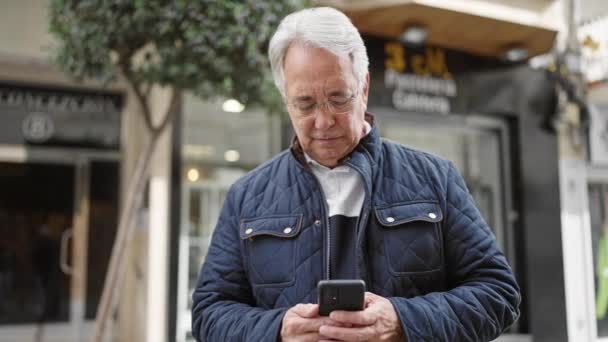 Homem Meia Idade Com Cabelos Grisalhos Usando Smartphone Rua — Vídeo de Stock
