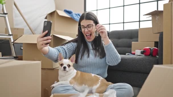 Fiatal Spanyol Chihuahua Kutya Egy Videohívás Mutatja Ház Kulcsait Otthon — Stock videók