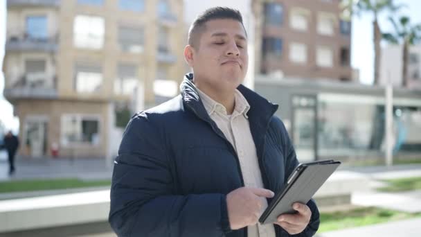 Mladý Hispánec Používá Touchpad Parku — Stock video