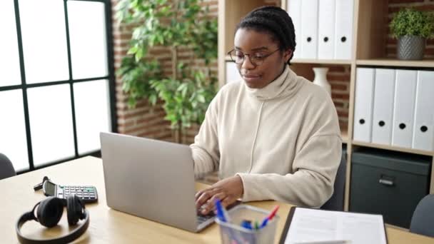 Ofiste Çalışırken Dizüstü Bilgisayar Kullanan Afrikalı Amerikalı Kadını — Stok video