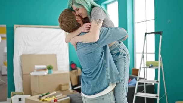 Homem Mulher Casal Abraçando Uns Aos Outros Sorrindo Para Uma — Vídeo de Stock
