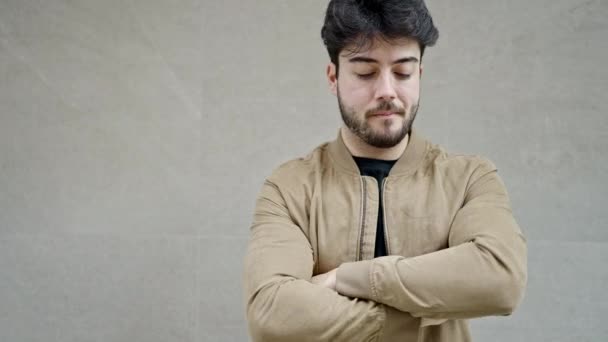 Soyutlanmış Beyaz Arka Planda Ciddi Bir Ifadeyle Duran Spanyol Genç — Stok video