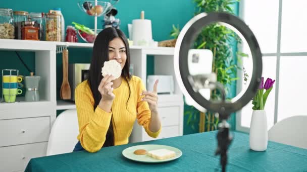 Genç Güzel Spanyol Kadın Yemek Odasında Sağlıklı Kahvaltı Dersleri Veriyor — Stok video