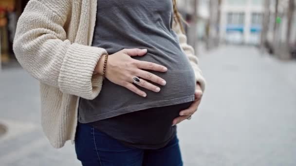 Sokakta Karnına Dokunan Hamile Bir Kadın — Stok video