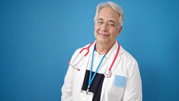 Μεσήλικας Άνδρας Γκρίζα Μαλλιά Γιατρός Χαμογελά Αυτοπεποίθηση Στέκεται Σταυρωμένα Χέρια — Αρχείο Βίντεο
