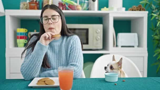 Jeune Femme Hispanique Avec Chihuahua Chien Manger Des Cookies Assis — Video