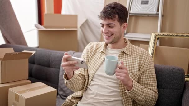 Fiatal Spanyol Férfi Használ Smartphone Kávézás Otthon — Stock videók
