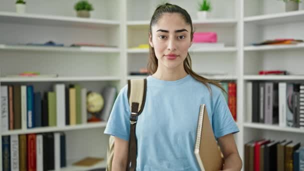 Jovem Bela Mulher Hispânica Estudante Sorrindo Confiante Segurando Notebook Universidade — Vídeo de Stock
