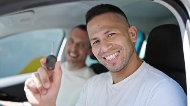 Dwóch Mężczyzn Uśmiecha Się Pewnie Trzymając Klucz Nowego Samochodu Ulicy — Wideo stockowe