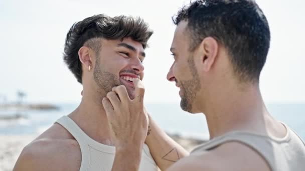 Zwei Männer Lächeln Selbstbewusst Und Berühren Das Gesicht Meer — Stockvideo