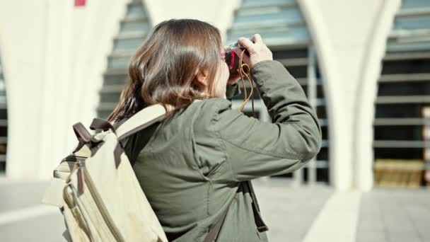 Mulher Hispânica Madura Com Cabelo Grisalho Turista Usando Mochila Tirando — Vídeo de Stock