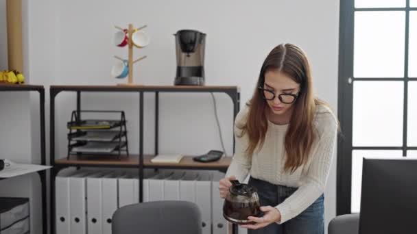 Młoda Latynoska Kobieta Biznes Pracownik Nalewanie Kawy Filiżankę Biurze — Wideo stockowe