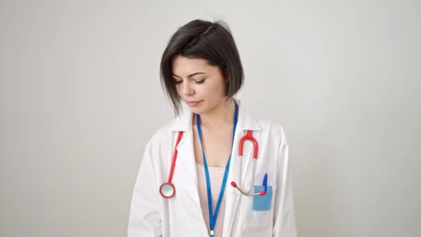 若いですCaucasian女性医師保持丸薬上の隔離された白い背景 — ストック動画