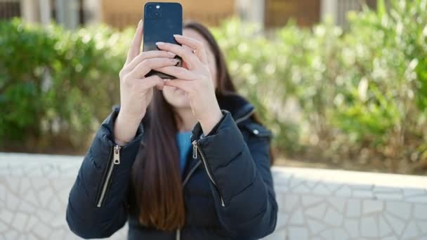Jovem Mulher Caucasiana Sorrindo Vídeo Gravação Confiante Por Smartphone Parque — Vídeo de Stock