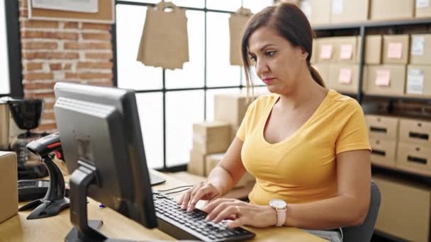 Oriente Medio Mujer Comercio Electrónico Trabajador Negocios Utilizando Computadora Mirando — Vídeo de stock