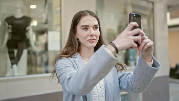 Jonge Spaanse Vrouw Met Behulp Van Smartphone Opname Video Straat — Stockvideo