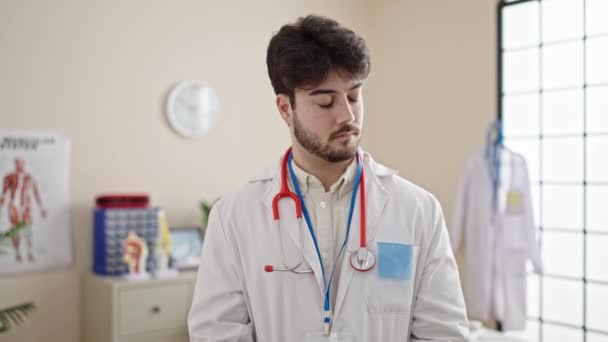 Jovem Hispânico Homem Médico Dizendo Não Com Cabeça Clínica — Vídeo de Stock