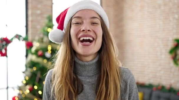 Evde Kendine Güvenen Genç Beyaz Bir Kadın Noel Şapkası Takıyor — Stok video