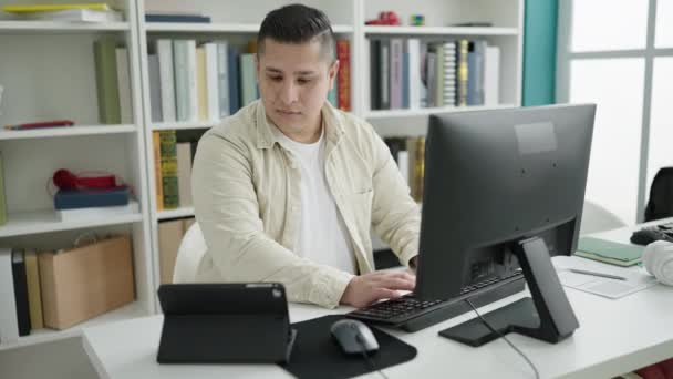 Молодой Латиноамериканец Использующий Компьютер Тачпад Учится Библиотечном Университете — стоковое видео