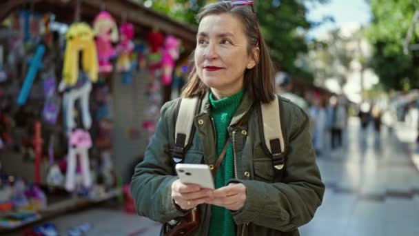 Ältere Hispanische Frau Mit Grauen Haaren Touristin Trägt Rucksack Mit — Stockvideo