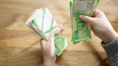 Kadının elleri odada Rus rublesi sayıyor.