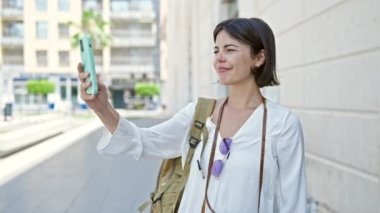 Genç ve güzel İspanyol kadın turist gülümsüyor.