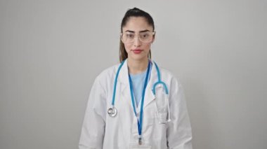 Genç, İspanyol asıllı, göğüs kanseri olan bir kadın. İzole edilmiş beyaz arka planda pembe kurdele.