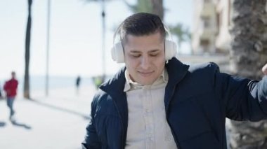 Sokak ortasında müzik dinleyen ve dans eden genç bir İspanyol.