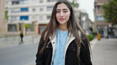 Sokakta kendine gülen güzel İspanyol bir kız öğrenci.