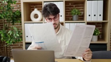 Genç İspanyol iş adamı ofiste paradan memnun olduğunu vurguladı.