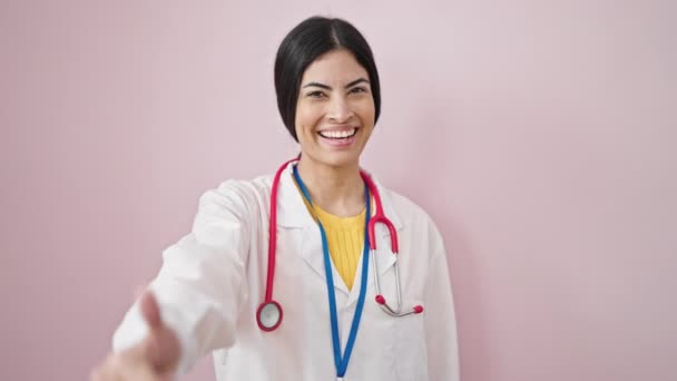 Νεαρή Όμορφη Ισπανίδα Γιατρός Κάνει Αντίχειρα Επάνω Απομονωμένο Ροζ Φόντο — Αρχείο Βίντεο