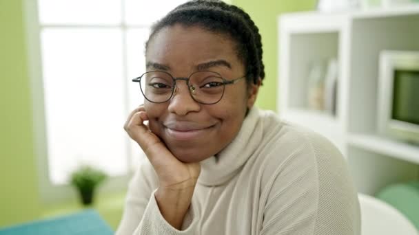Mujer Afroamericana Sonriendo Confiada Sentada Mesa Comedor — Vídeos de Stock