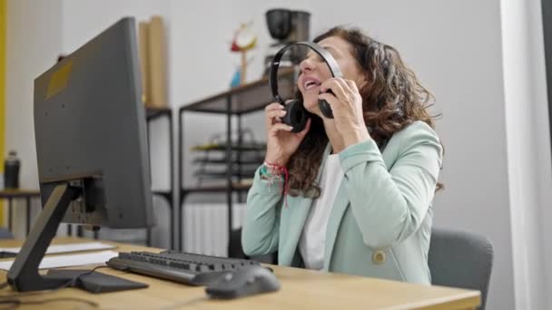 Mulher Hispânica Meia Idade Empresária Usando Computador Fones Ouvido Trabalhando — Vídeo de Stock