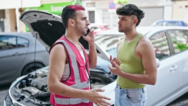 Adam Akıllı Telefondan Konuşuyor Caddede Araba Arızası Sigortası Var — Stok video