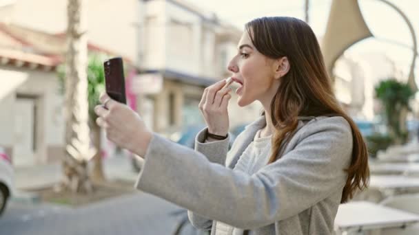 Mujer Hispana Joven Usando Smartphone Como Espejo Componen Labios Terraza — Vídeos de Stock