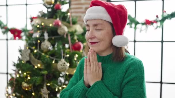 Beyaz Saçlı Olgun Spanyol Bir Kadın Noel Ağacının Yanında Oturmuş — Stok video