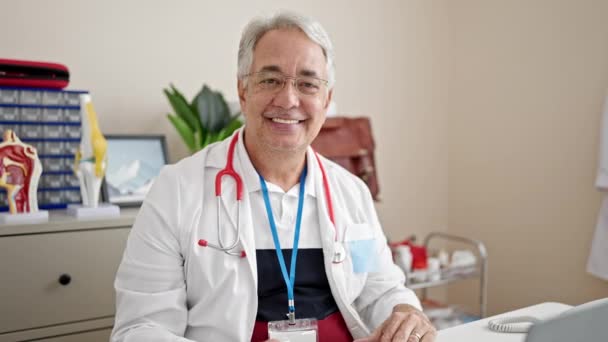 Mann Mittleren Alters Mit Grauen Haaren Arzt Lächelt Zuversichtlich Mit — Stockvideo