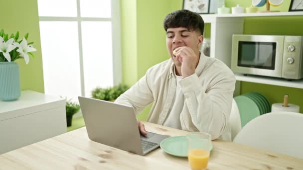 Genç Spanyol Adam Yemek Odasında Laptopunu Kullanıyor — Stok video