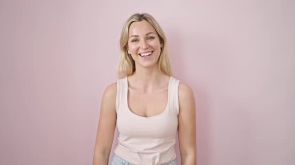Jong Blond Vrouw Glimlachen Met Duimen Omhoog Geïsoleerde Roze Achtergrond — Stockvideo