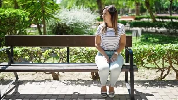 Женщина Ближнего Востока Смотрит Вокруг Смотрит Часы Сидящие Скамейке Одиночестве — стоковое видео