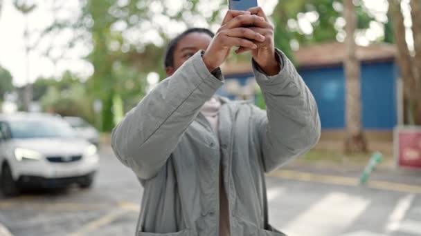 Αφροαμερικανή Γυναίκα Ηχογράφηση Βίντεο Από Smartphone Στο Δρόμο — Αρχείο Βίντεο