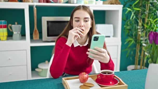 Młoda Latynoska Kobieta Śniadanie Przy Użyciu Smartfona Jadalni — Wideo stockowe