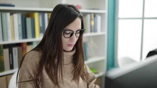 Estudante Hispânico Bonita Usando Computador Estressado Universidade Biblioteca — Vídeo de Stock
